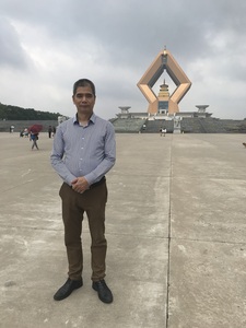 释迦牟尼佛舍利塔前